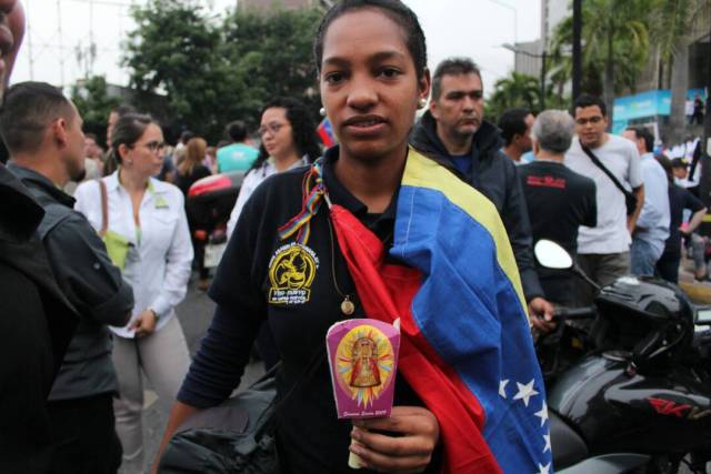 Opositores realizan homenaje a los caídos durante las manifestaciones. Foto: Régulo Gómez / LaPatilla.com 