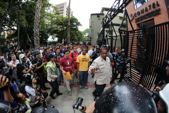 Un grupo de estudiantes pudo entregar el documento a Conatel (Foto: Régulo Gómez/LaPatilla)