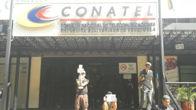 Estudiantes llegan a la sede de Conatel en Caracas. Foto: Eduardo Ríos / LaPatilla.com