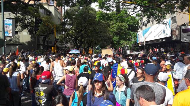 Estudiantes llegan a la sede de Conatel en Caracas. Foto: Eduardo Ríos / LaPatilla.com