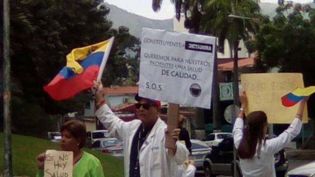 Médicos de Carabobo protestan por condiciones del sistema de salud en Venezuela // Foto @rafaelrumbosgil