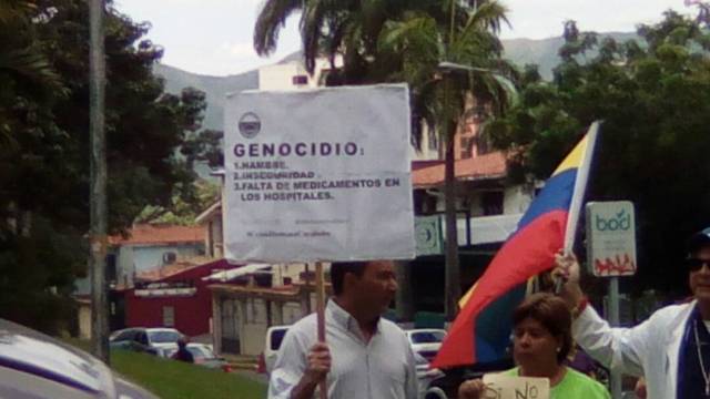 Médicos de Carabobo protestan por condiciones del sistema de salud en Venezuela // Foto @rafaelrumbosgil