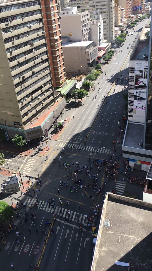 Colectivos de “paz y amor” agredieron a manifestantes en Chacao este #12Jun (Fotos + Video)