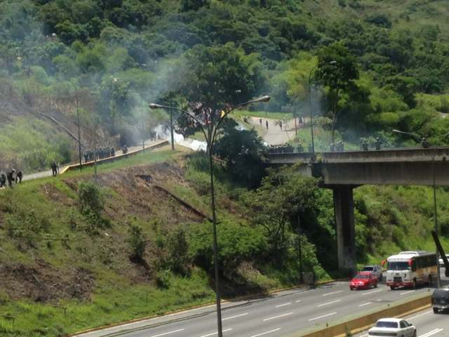 Represión en el Distribuidor Metropolitano / Foto @maryelishernandezm