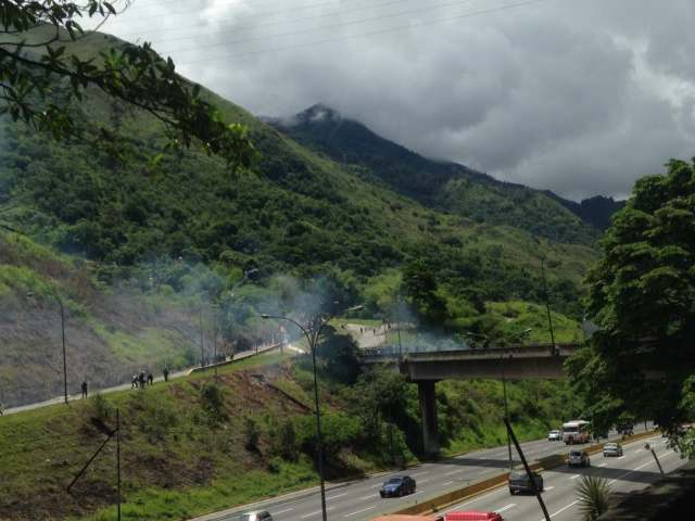 Represión en el Distribuidor Metropolitano / Foto @maryelishernandezm