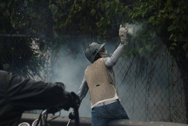 GNB reprime a manifestantes en la Francisco Fajardo / Foto: Will Jiménez