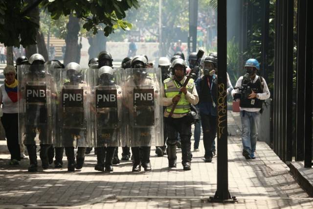 Reprimen en Chacaíto a manifestantes que marchaban hacia la Fiscalía. Foto: Will Jiménez / LaPatilla.com