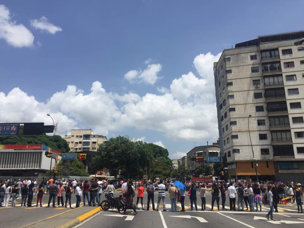 Así realizaron el trancazo en avenidas de Los Dos Caminos #23Jun (Fotos)