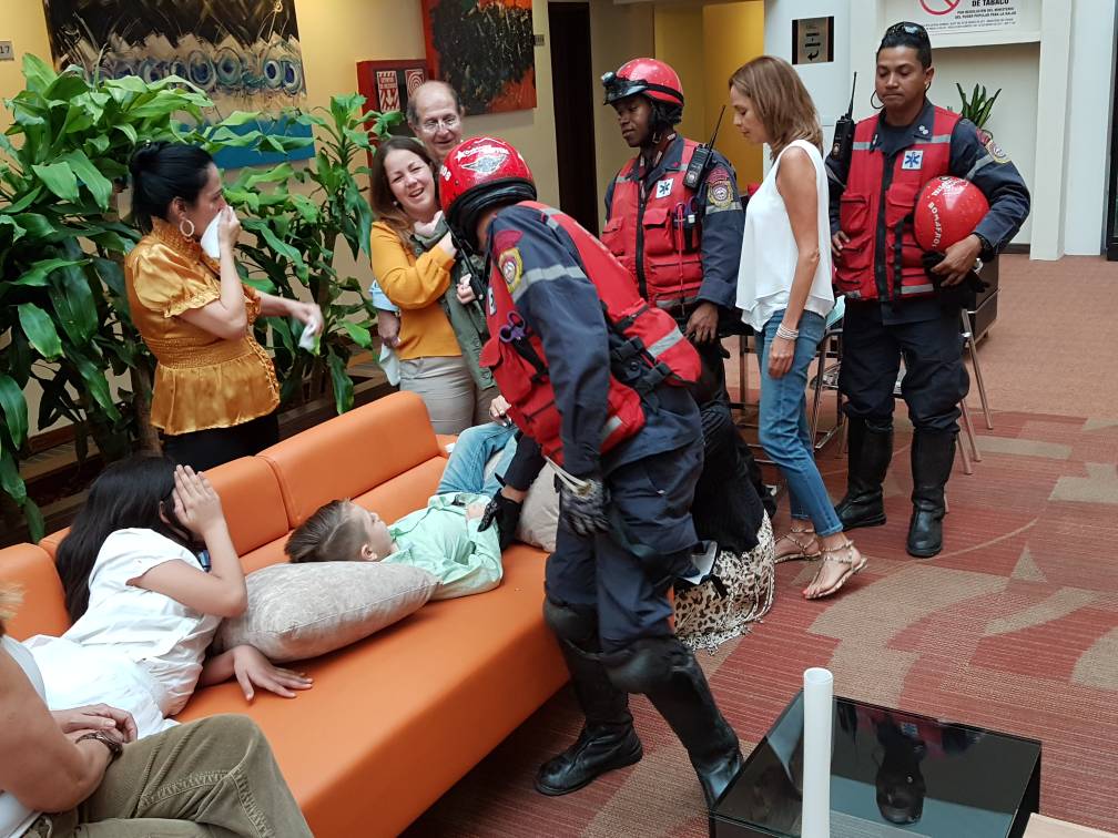 La represión llegó hasta el Altamira Village: Dispararon perdigones y lacrimógenas (Video + Fotos)