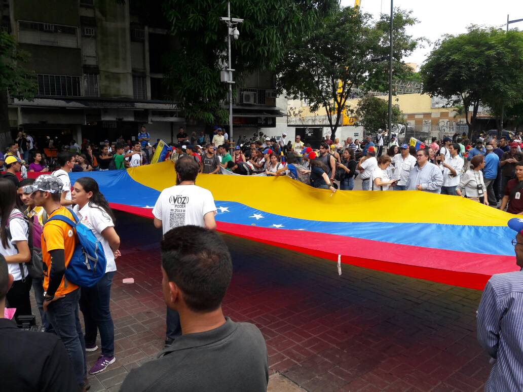 Políticos felicitaron a los periodistas en su día y pidieron respeto a la prensa (Video)