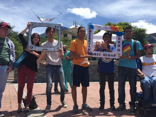 Foto: Original noticiero durante la manifestación de Consorven / Regulo Gómez