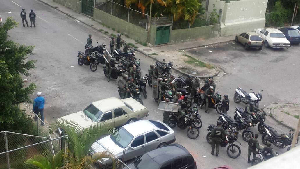 GNB y Poliguaicaipuro allanan residencias en El Barbecho, Los Teques #1Jun (Fotos)