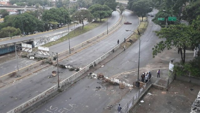 Enfrentamientos entre GNB y vecinos de El Paraíso en las Residencias Victoria / Foto @LuisGonzaloPrz