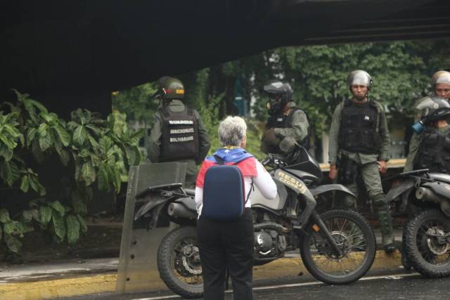 La GNB reprimió con lacrimógenas a los manifestantes que marchaban hacia el CNE. Foto: Wills Jiménez