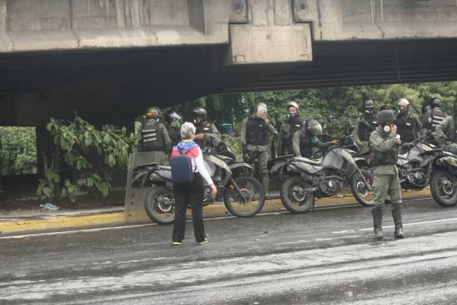 La GNB reprimió con lacrimógenas a los manifestantes que marchaban hacia el CNE. Foto: Wills Jiménez