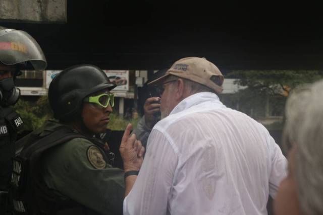 La GNB reprimió con lacrimógenas a los manifestantes que marchaban hacia el CNE. Foto: Wills Jiménez