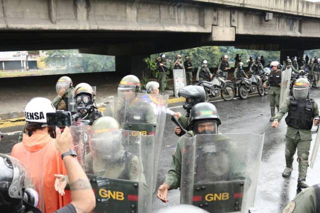 La GNB reprimió con lacrimógenas a los manifestantes que marchaban hacia el CNE. Foto: Wills Jiménez