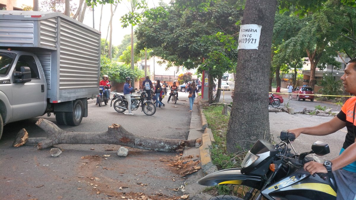 En Lomas de Palo Verde vecinos armaron protesta con barricadas #26Jun