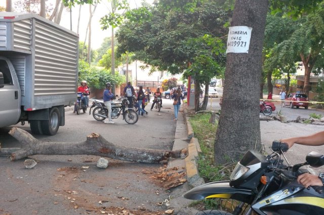 Barricadas en Lomas del Ávila // Foto vía @Gemj1879 