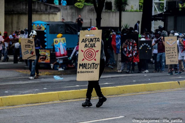 Mientras el régimen reprime, la resistencia se le planta a Maduro en la calle. Foto: Régulo Gómez / LaPatilla.com