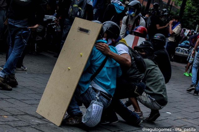 Mientras el régimen reprime, la resistencia se le planta a Maduro en la calle. Foto: Régulo Gómez / LaPatilla.com