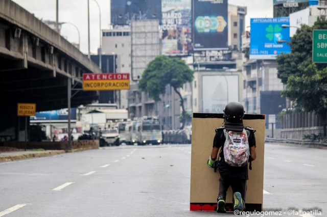 Mientras el régimen reprime, la resistencia se le planta a Maduro en la calle. Foto: Régulo Gómez / LaPatilla.com