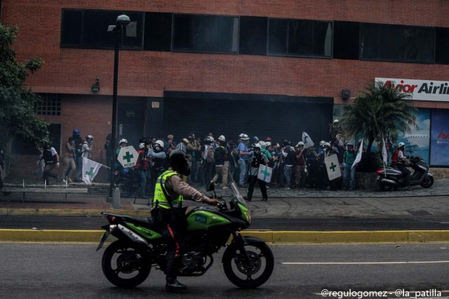 Mientras el régimen reprime, la resistencia se le planta a Maduro en la calle. Foto: Régulo Gómez / LaPatilla.com