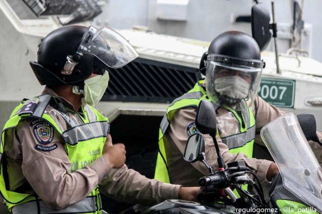 Mientras el régimen reprime, la resistencia se le planta a Maduro en la calle. Foto: Régulo Gómez / LaPatilla.com