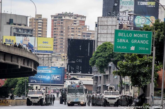 Mientras el régimen reprime, la resistencia se le planta a Maduro en la calle. Foto: Régulo Gómez / LaPatilla.com