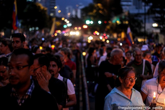 Oposición se concentró en Parque Cristal para homenajear a los caídos. Foto: Régulo Gómez / LaPatilla.com