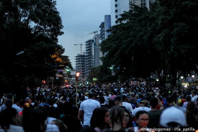 Oposición se concentró en Parque Cristal para homenajear a los caídos. Foto: Régulo Gómez / LaPatilla.com