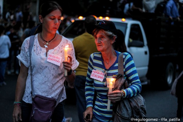 Oposición se concentró en Parque Cristal para homenajear a los caídos. Foto: Régulo Gómez / LaPatilla.com