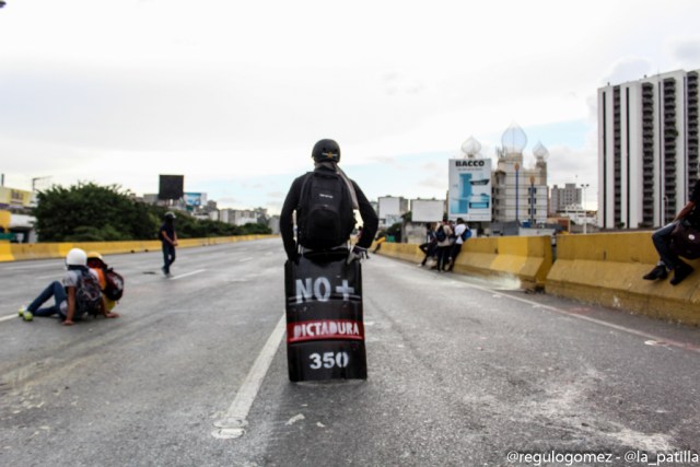 La juventud se le plantó a Conatel para exigir el cese a la censura. Foto: Régulo Gómez / LaPatilla.com