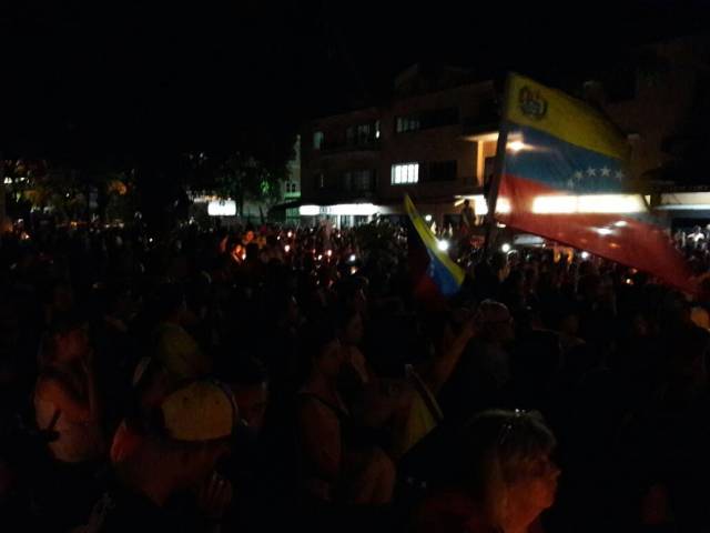 Marcha nocturna desde la sede de la OEA. Foto: Eduardo de la Concha /lapatilla