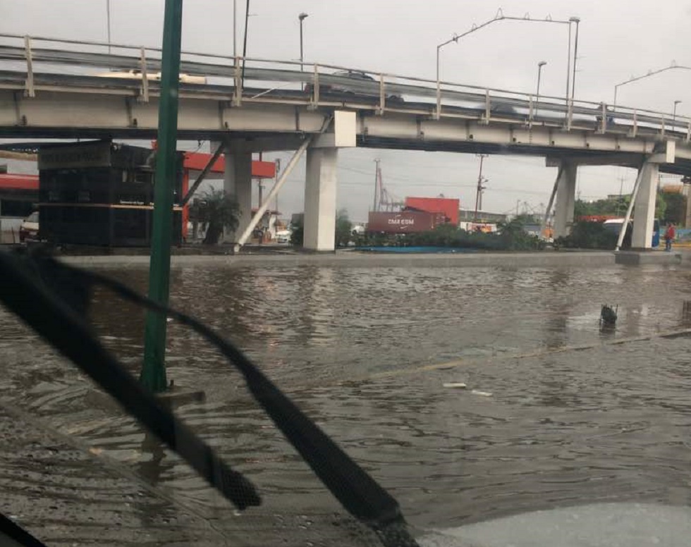 Reportan gran inundación en el elevado de Pariata, estado Vargas (Foto)