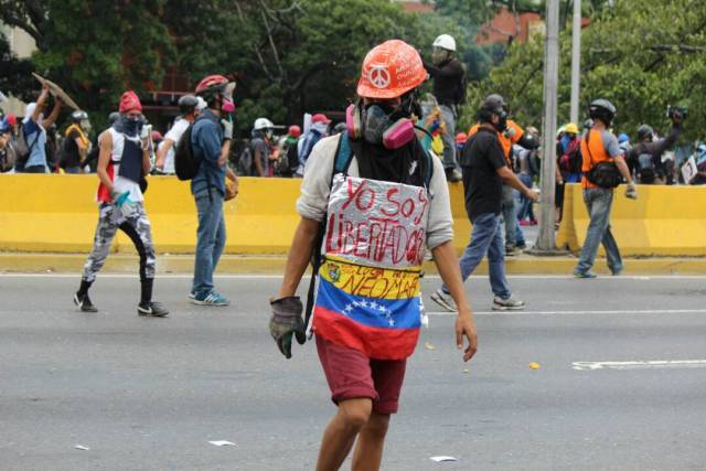 Así fue la brutal arremetida de los cuerpos de seguridad contra los manifestantes en la Fajardo. Fotos: LaPatilla.com