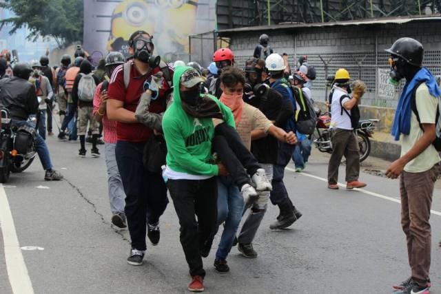 Así fue la brutal arremetida de los cuerpos de seguridad contra los manifestantes en la Fajardo. Fotos: LaPatilla.com