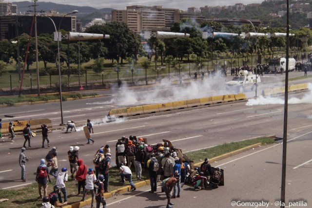 La represión "atroz" arremetió este #19Jun hasta con balas: La resistencia continúa. Fotos: Gabriela Gómez / LaPatilla.com