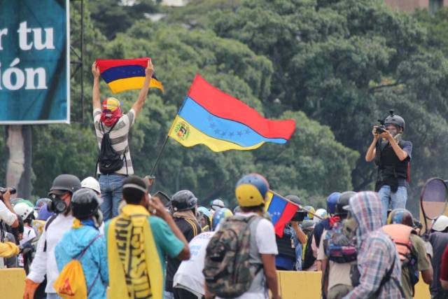 Así fue la brutal arremetida de los cuerpos de seguridad contra los manifestantes en la Fajardo. Fotos: LaPatilla.com