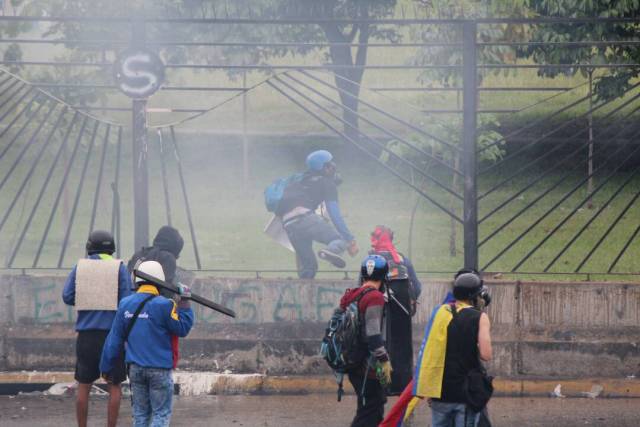 Reprimieron a manifestantes en la Fajardo: Varios afectados por lacrimógenas. Foto: Régulo Gómez / LaPatilla.com