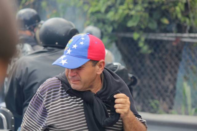 Así fue la brutal arremetida de los cuerpos de seguridad contra los manifestantes en la Fajardo. Fotos: LaPatilla.com