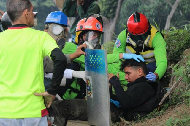 Reprimieron a manifestantes en la Fajardo: Varios afectados por lacrimógenas. Foto: Régulo Gómez / LaPatilla.com