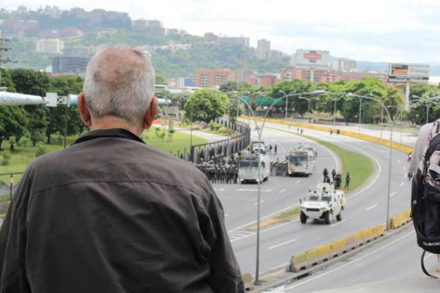 Así fue la brutal arremetida de los cuerpos de seguridad contra los manifestantes en la Fajardo. Fotos: LaPatilla.com