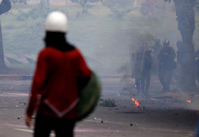 Cuerpos de seguridad redoblan la represión en las marchas. La resistencia sigue. REUTERS/Carlos Garcia Rawlins