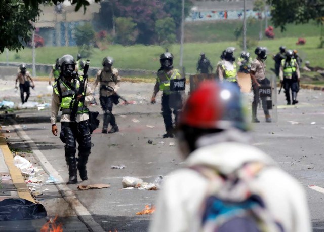 Cuerpos de seguridad redoblan la represión en las marchas. La resistencia sigue. REUTERS/Carlos Garcia Rawlins