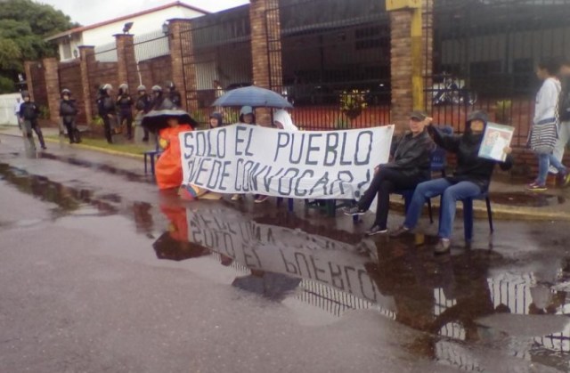 Vecinos en San Cristóbal participaron en el plantón nacional / Foto @elPULP0 