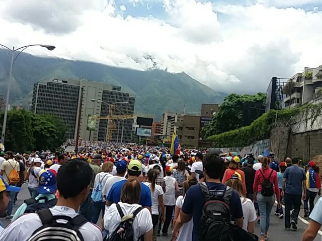 La manifestación tomó rumbo hacia la autopista Francisco Fajardo (Foto: @RobertoeOrta) 