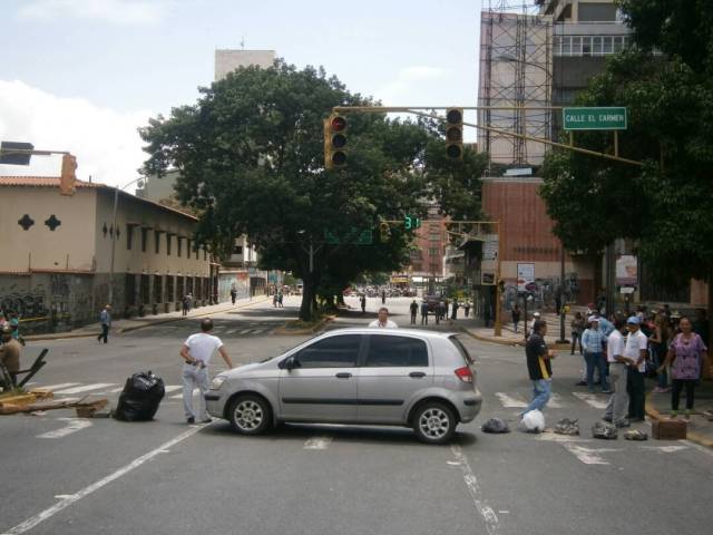 En la avenida Rómulo Gallegos (Miranda) también se cumplió el trancazo. Foto: @Daylijournal / LaPatilla.com