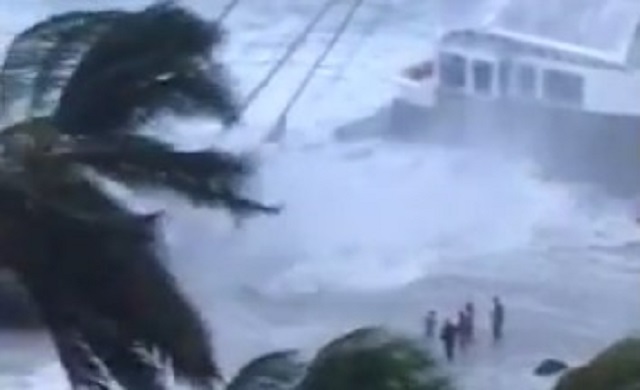 Rescatistas tratan de ayudar a personas dentro de un velero / Foto captura video