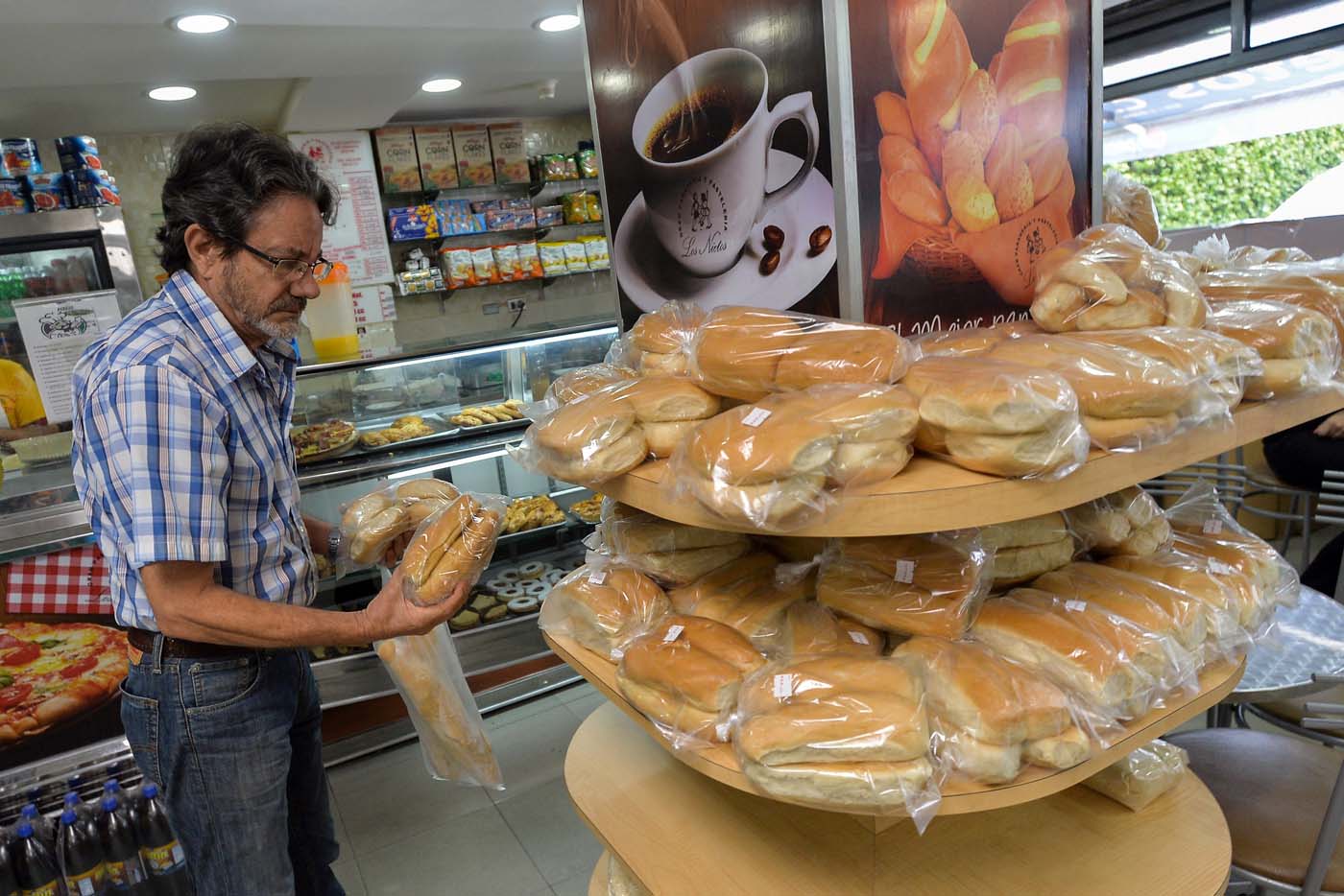 Un día de salario mínimo no alcanza ni para comprar un pan canilla